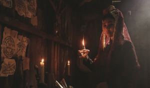 
                                       Film Suzzanna: Santet Dosa di Atas Dosa Luna Maya Tampil Misterius, Semakin Mirip dengan Suzzanna