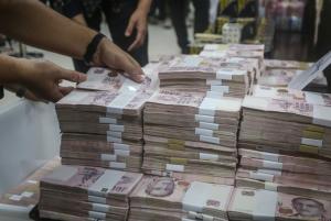 
                                       Sejumlah Jaksa Kembalikan Uang Hasil Penilapan Barang Bukti Kasus Robot Trading Fahrenheit
