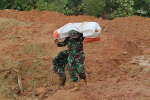 
                                       Jalan Kaki 5 Kilometer, Prajurit TNI AD Pikul Bantuan Logistik ke Desa Terisolir di Sitahuis