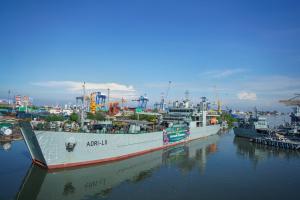 
                                       TNI AD Berangkatkan Kapal ADRI LII, Angkut Jembatan Bailey dan Alat Berat ke Sumatera