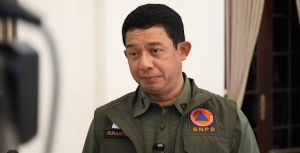 
                                        Pernyataan Banjir Sumatera hingga Terekam di Mal, Kepala BNPB Tuai Kontroversi