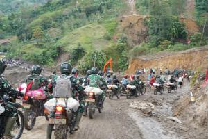 
                                       Sebanyak 100 Prajurit TNI Bermotor Salurkan 10 Ton Bantuan Pangan ke Bener Meriah