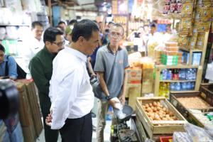 
                                       Sidak Pasar di Saat Nataru, Mentan Amran Tegaskan Tak Ada yang Manfaatkan Situasi