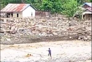 
                                       Prajurit TNI AD Selamatkan Warga Terseret Arus Sungai di Ketol