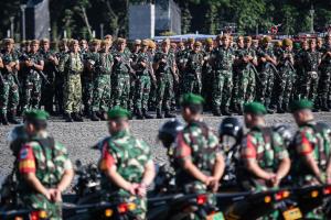 
                                       Sorotan Militerisme di Tahun Kedua Pemerintahan Prabowo, dari Revisi UU TNI hingga Tangis Ibu Korban Kekerasan Aparat