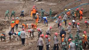 
                                       Operasi Pencarian Korban Longsor Bandung Barat Kerahkan Alat Berat dan Anjing Pelacak