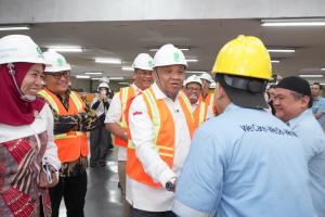 
                                       Pekerja Terlindungi, Wamenaker Minta Perusahaan Konsisten Jalankan Norma Ketenagakerjaan