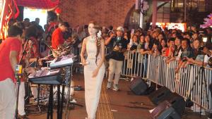 
                                       Icha Lepas Rindu dengan Fans, Tujuh Lagu Hangatkan Panggung Imlek