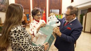 
                                        Presenter CGTN dan IONa Gomoi Beri Kejutan untuk Dubes Djauhari di KBRI Beijing