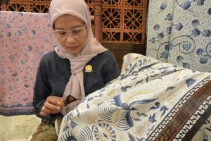 
                                       Kolaborasi Nasabah PNM Mekaar dan Rinaldy Yunardi Tembus Panggung Nasional, Hasil Lelang untuk Pendidikan