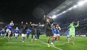 
                                       Dihajar Strasbourg 3-1,  Lyon Makin Jauh dari Lens