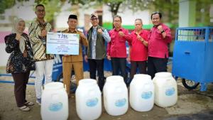 PNM Cirebon Salurkan TJSL, Serahkan Gerobak Sampah untuk Dua Desa di Kabupaten Cirebon