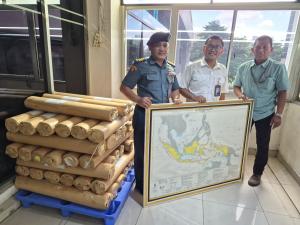 
                                       Pushidrosal Hibahkan 2000 Lembar Peta NKRI Ke Kemendiktisaintek RI