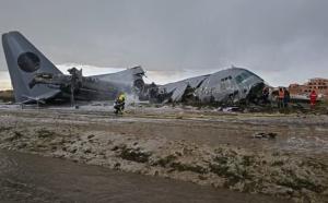 
                                       Detik-Detik Pesawat Angkut Uang Jatuh di Bolivia, 15 Tewas dan Uang Berserakan di Jalan