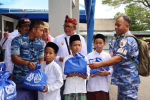 
                                       TNI AU Bantu Pemulihan Pascabencana, Gelar Bakti Sosial di Aceh