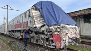 
                                       KA Blambangan Ekspres Tertabrak Truk di Probolinggo, Lokomotif Rusak dan Perjalanan Sempat Terganggu