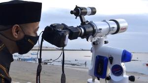 
                                       Lebaran 2026 Berpotensi Beda! Ini Prediksi Tanggal Idul Fitri Versi BRIN, BMKG, dan Muhammadiyah