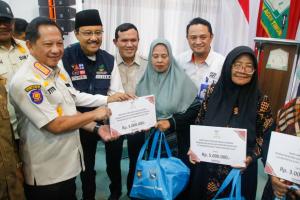 
                                       Penyaluran Bansos di Wilayah Pascabencana Dongkrak Daya Beli Masyarakat