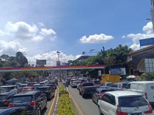 
                                       Padat Merayap! Antrean Kendaraan Menuju Kawasan Puncak Bogor Mengular Siang Ini