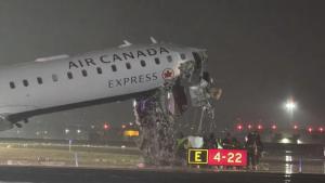 
                                       Pesawat Air Canada Express Tabrak Mobil Damkar di Bandara LaGuardia, ATC Teriak Panik "Stop, Stop, Stop"