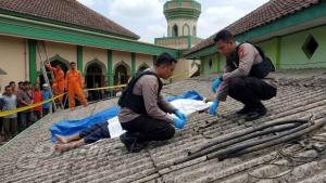 
                                       Kronologi Dua Pria Ditemukan Tewas di Atap Masjid Brebes, Berawal dari Dilaporkan Hilang hingga Belatung Jatuh
