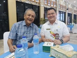 
                                       Asri Hadi dan Wakil Rektor IPDN Bernhard Rondonuwu Bertemu Hangat di Halal Bihalal IPDN