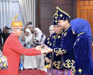 
                                       Simbol Sinergi TNI AU dan Kearifan Lokal, Kasau Terima Gelar Kehormatan Adat Tolaki