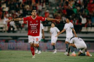 
                                       Lawan 10 Pemain,  Bali United Gebuk PSM 2-0
