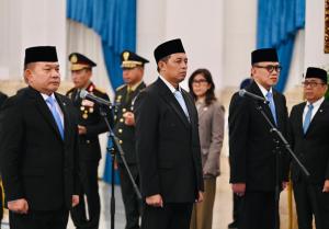 
                                       Panglima TNI Hadiri Pelantikan Menteri dan Pejabat Pemerintah Kabinet Merah Putih di Istana Negara