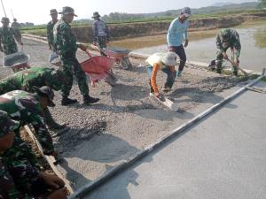 
                                       Betonisasi Jalan TMMD Membelah Persawahan, Progres Capai 61 Persen
