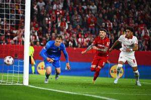 
                                       Semifinal Liga Europa: Kartu Merah Pemain Bantu SC Freiburg  Lenggang ke Final