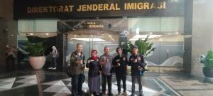 
                                       Ingin Klarifikasi Paspor Ganda, Ditolak Dirjen Imigrasi 