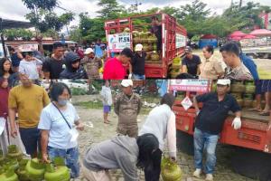 
                                       Pemkab Toraja Utara Gelar Operasi Pasar LPG 3 Kg, 560 Tabung Terjual Sesuai HET