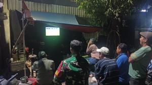 
                                       Kemanunggalan TNI-Masyarakat, Babinsa Nobar Sepak Bola Gembira Bersama Masyarakat