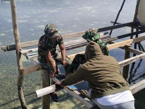 
                                       Pemasangan Lantai Tandai Kemajuan Renovasi RTLH TMMD Ke-129 di Desa Umbele