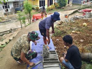 
                                       Pembuatan Batako Dikebut, Dukung Pembangunan MCK Masjid Desa Polewali