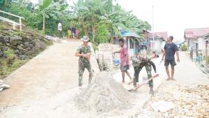 
                                       Dibawah Terik Matahari, Satgas TMMD Ke-129 Tetap Genjot Pembangunan Rabat Beton di Desa Polewali