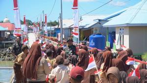 
                                       Siswa-Siswi Antusias Sambut Kunjungan Tim Wasev TMMD Ke-129 di Kepulauan Umbele