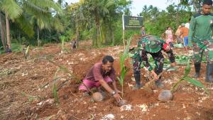 
                                       Masyarakat Desa Polewali Antusias Ikuti Penanaman Bibit Ketahanan Pangan Bersama Satgas TMMD Ke-129