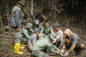 
                                       Satgas TMMD Ke-129 Kodim 1311/Morowali Survei Titik Sumber Manunggal Air Bersih di Desa Panimbawang