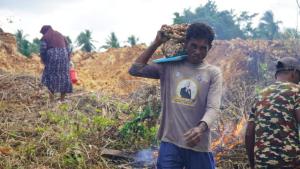 Suasana Kebersamaan Satgas TMMD dan Warga Warnai Gotong Royong di Lokasi Manunggal Air