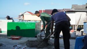 Satgas TMMD Ke-129 Bersama Masyarakat Lanjutkan Pekerjaan Program Manunggal Air Bersih di Desa Umbele