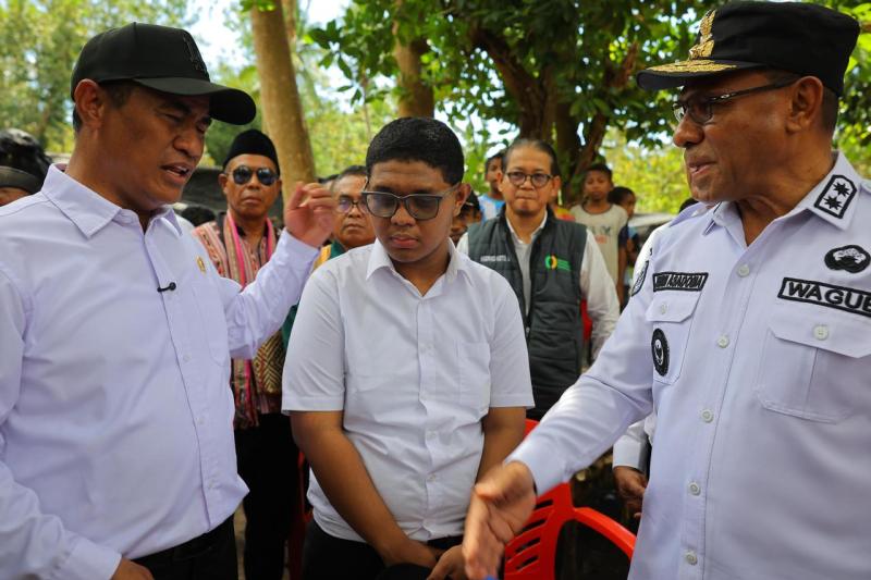 Terbang Langsung ke Alor, Mentan: Saya Bangga dengan Adriano Putra Terbaik NTT