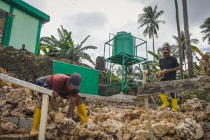 Gotong Royong Warga Desa Umbele dan Satgas TMMD Bangun Gapura sebagai Simbol Kehadiran TMMD