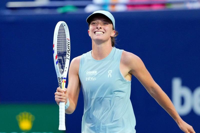 Lolos Diadang Shnaider, Swiatek Ditantang Elina di Semifinal WTA 1000 Toronto       