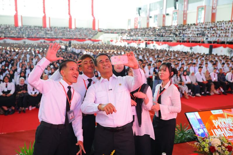 Di Depan Mahasiswa Baru Unhas, Mentan Amran: Change Your Mindset, You Can Change the World