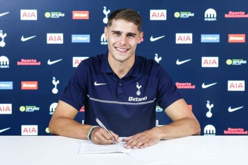Tottenham Hotspur Capai Kesepakatan dengan Micky van de Ven Perpanjang Kontrak     
