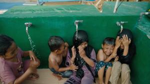 
                                       Senyum Bahagia Anak-Anak Umbele, Kini Bisa Mandi dengan Lebih Nyaman