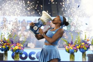 
                                       Singkirkan Sesama Petenis Amerika, Coco Gauff Raih Trofi Juara Cincinnati Open           