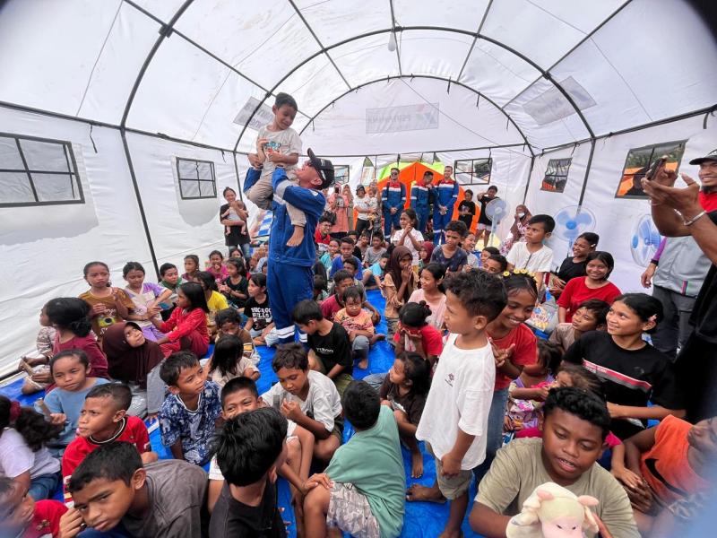 Komut Pertamina Sambangi Korban Gempa di Reok, Hibur Anak-anak hingga Dengarkan Keluhan Pengungsi